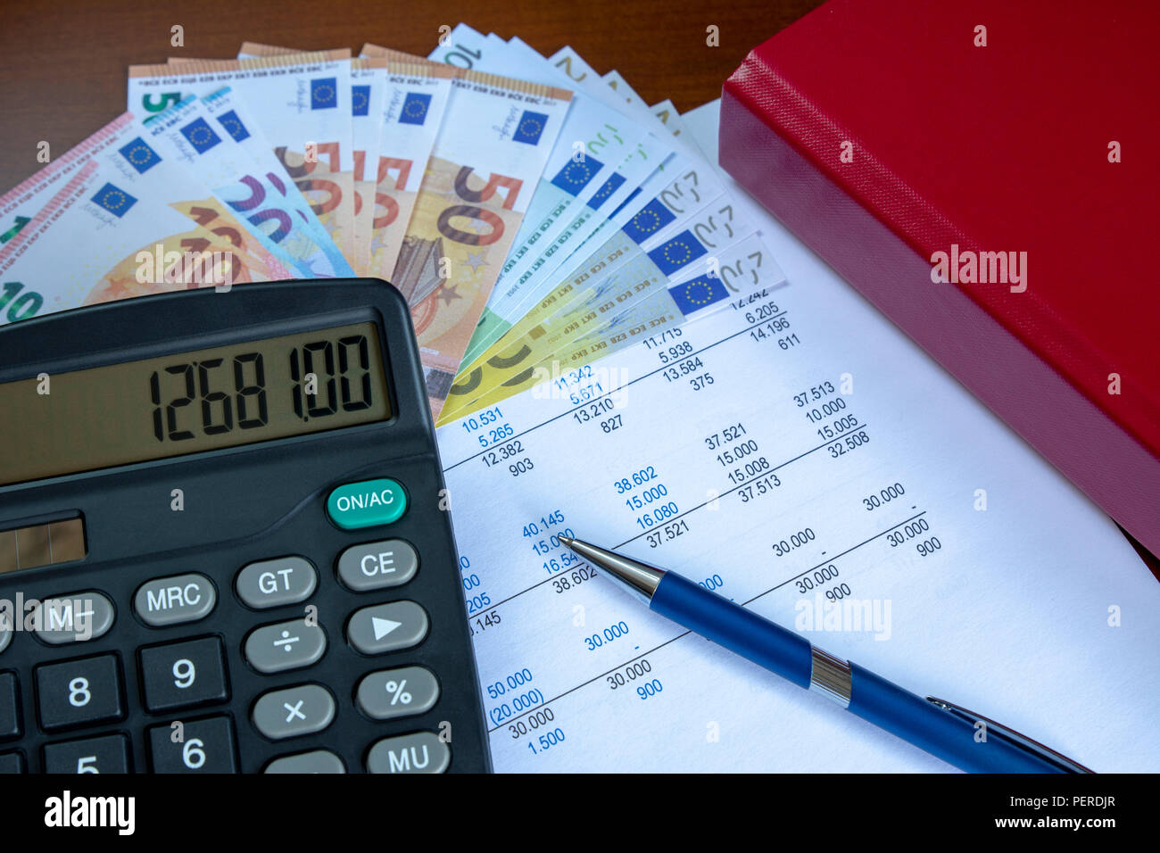 Un finanziamento ancora in vita con le banconote in euro, calcolatrice e penna. Foto Stock