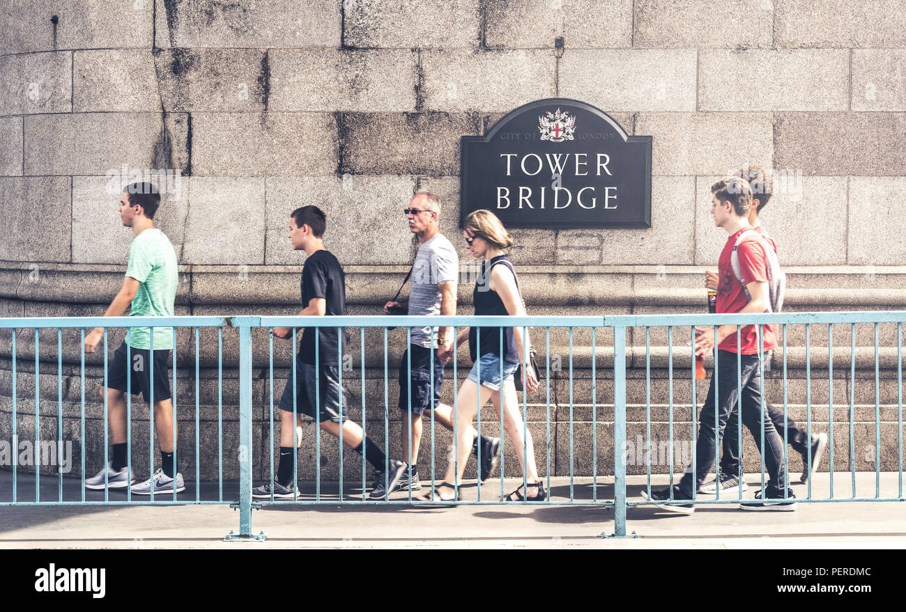 4 agosto 2018 - Londra, Inghilterra. Gruppo di turisti a piedi sul vecchio iconico, simbolo di Londra - Tower Bridge. Foto Stock