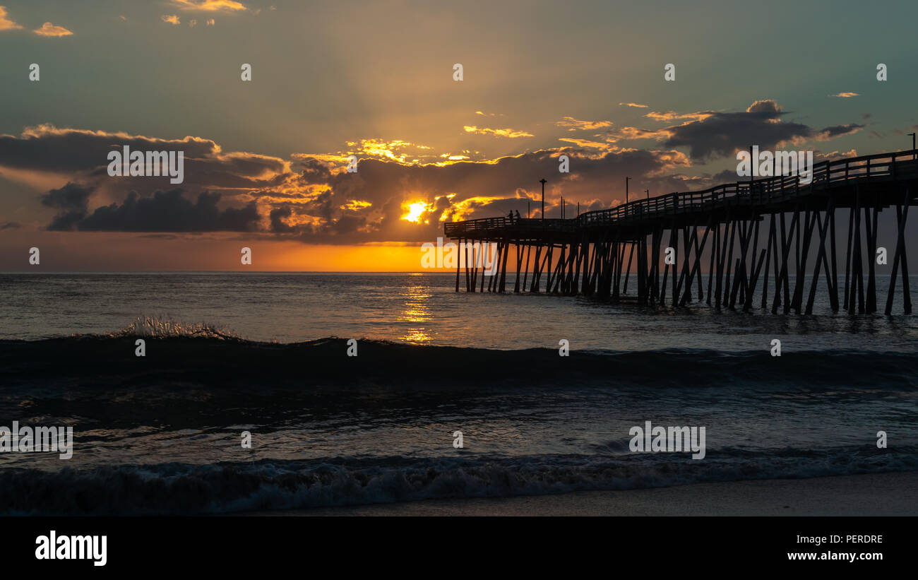 I raggi di luce fascio da dietro le nuvole di mattina. Tramonto sull'Oceano Atlantico. Foto Stock