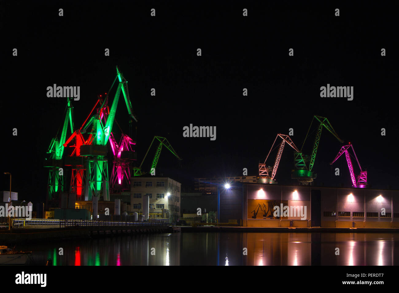Cantiere Uljanik "' a Pola, Croazia, la cui gru sono illuminate di notte da  diverse spie Foto stock - Alamy