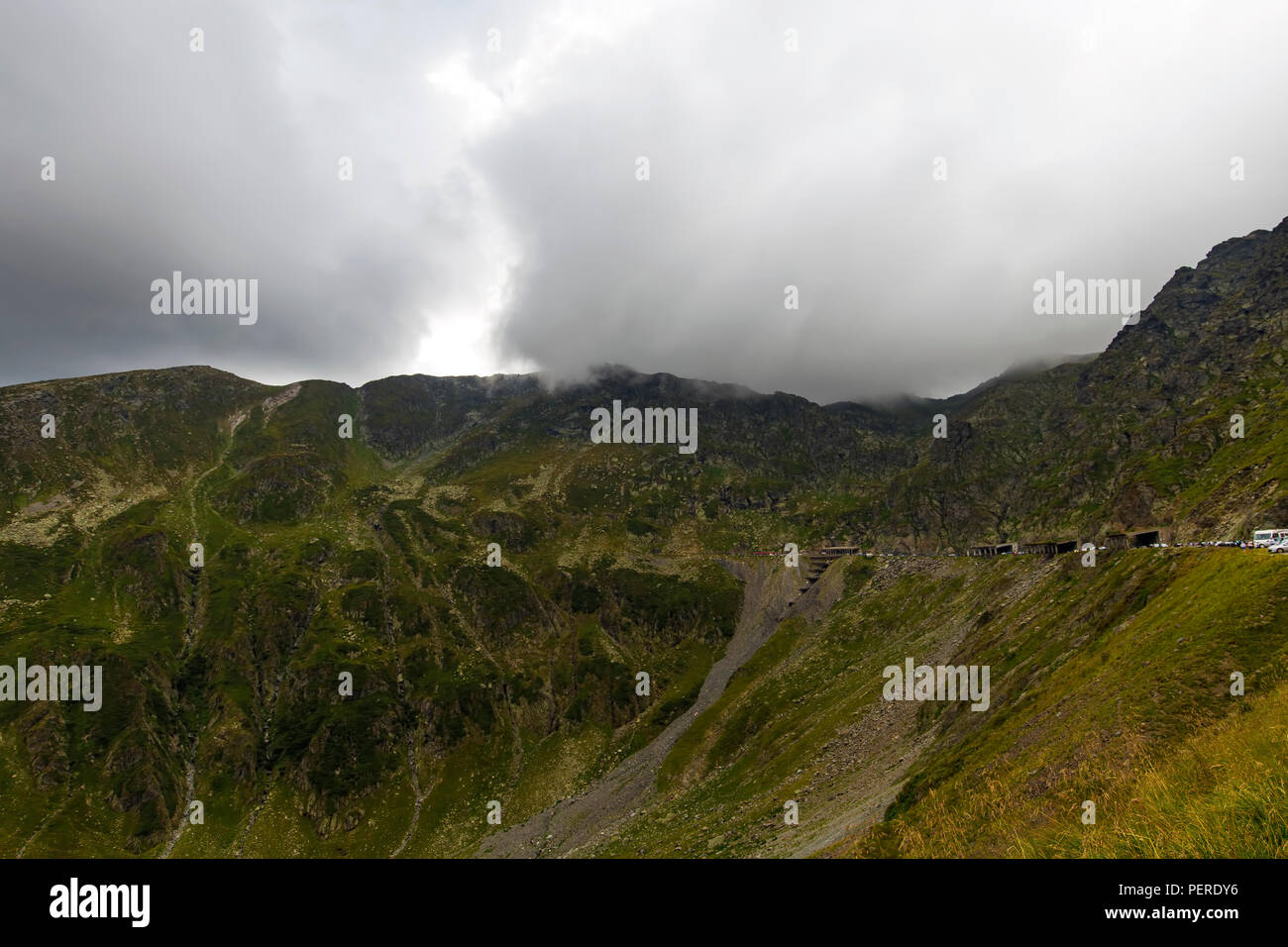 Transfagarasan Road Romania - strada di montagna in montagna Fagaras con un sacco di automobili Foto Stock