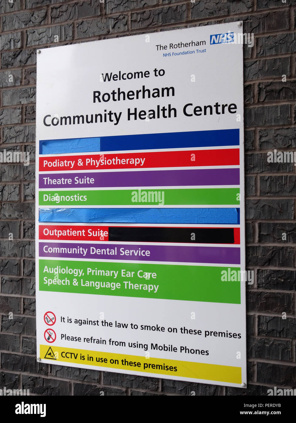 Benvenuti alla Chirurgia Medici e centro salute segno che elenca tutti i dipartimenti a Rotherham Centro sanitario comunitario, Rotherham South Yorkshire, Inghilterra Foto Stock