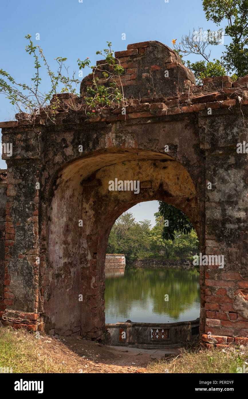 Vecchio rovinato gateway, unendo il viola la Città Proibita (Tử Cấm Thành) e il Royal Garden Lago, Città Imperiale, Tonalità Viet Nam Foto Stock