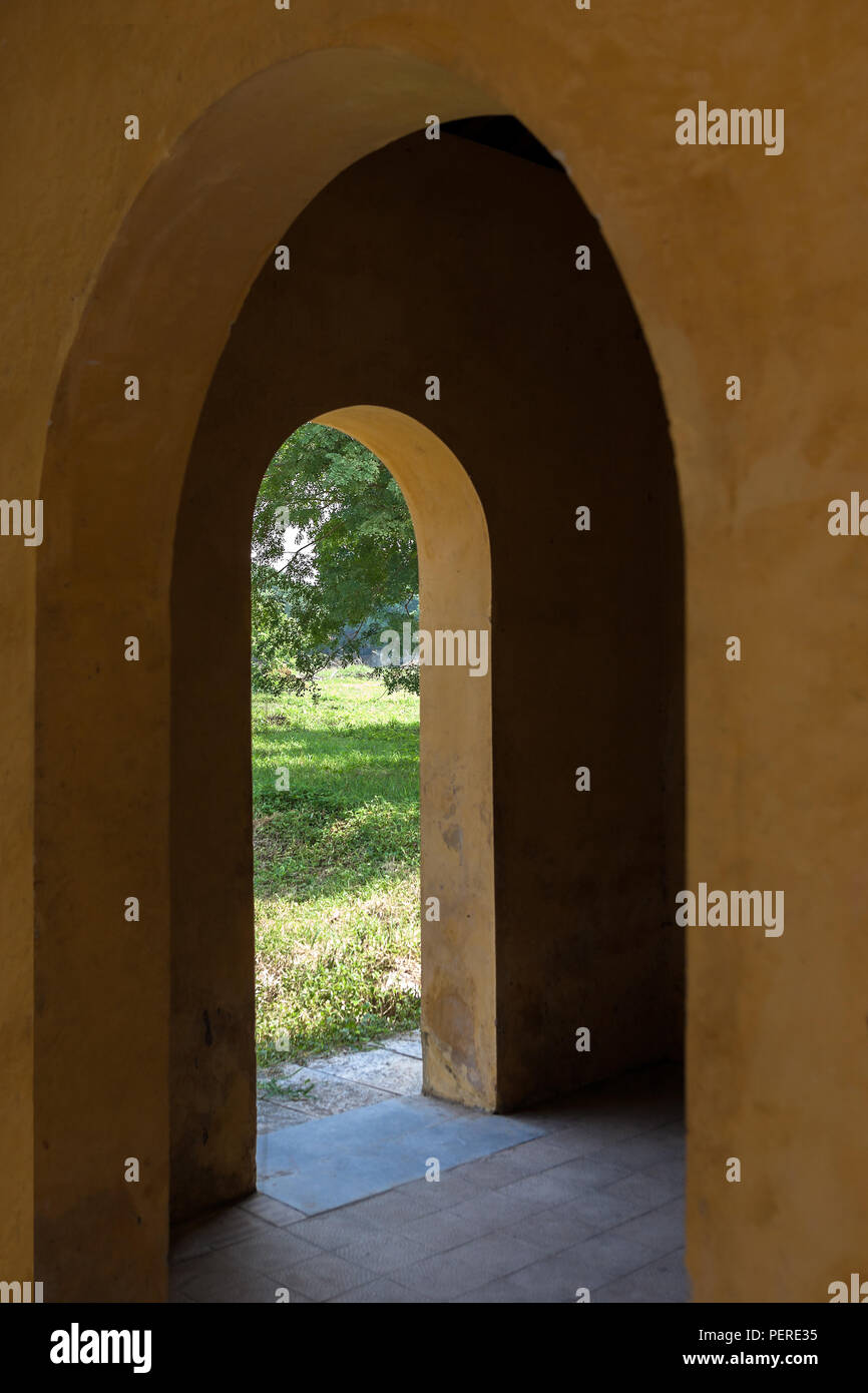Semplice portali ad arco che collega il viola la Città Proibita (Tử Cấm Thành), con l'Diên Thọ complesso palazzo, Città Imperiale, Tonalità Viet Nam Foto Stock