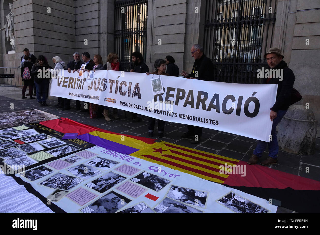 La verità, giustizia e riparazione parenti protesta a Barcellona per le persone scomparse dall'epoca del fascismo in passato Spains Foto Stock
