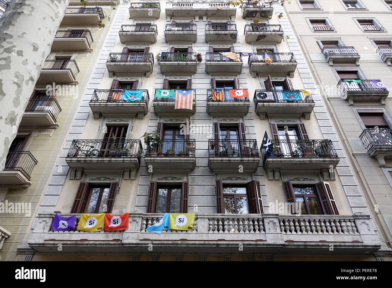 Catalonia bandiere nazionali e si sì Bandiere a sostegno di un autonomo catalano volare da balconi degli appartamenti in Barcellona Spagna Novembre 2017 Foto Stock