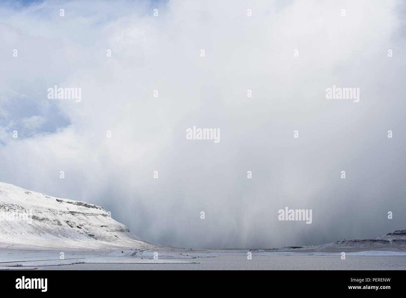 Una tempesta di neve aproaching Kirkjufell montagna, Western Islanda Foto Stock