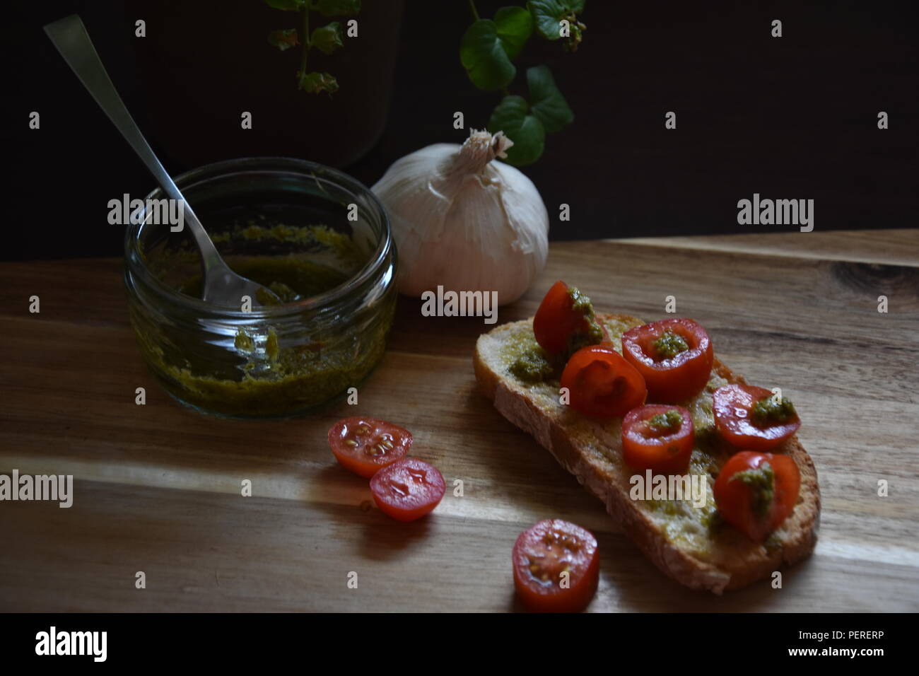 Toast gustosi con pomodorini e pesto Foto Stock