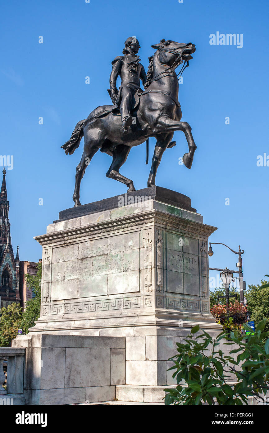 Monumento equestre montato dell'eroe della guerra rivoluzionaria Lafayette nel Mt. Vernon Neighborhood, Baltimora, Maryland. Base inscritta con citazione di Woodrow Wilson. Foto Stock