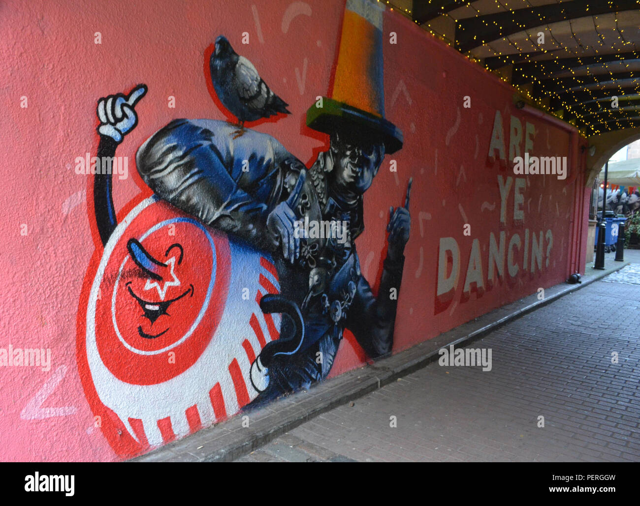 Graffiti in stretta che conduce al Bar Sloans, Argyle Street, Glasgow, Scozia Foto Stock