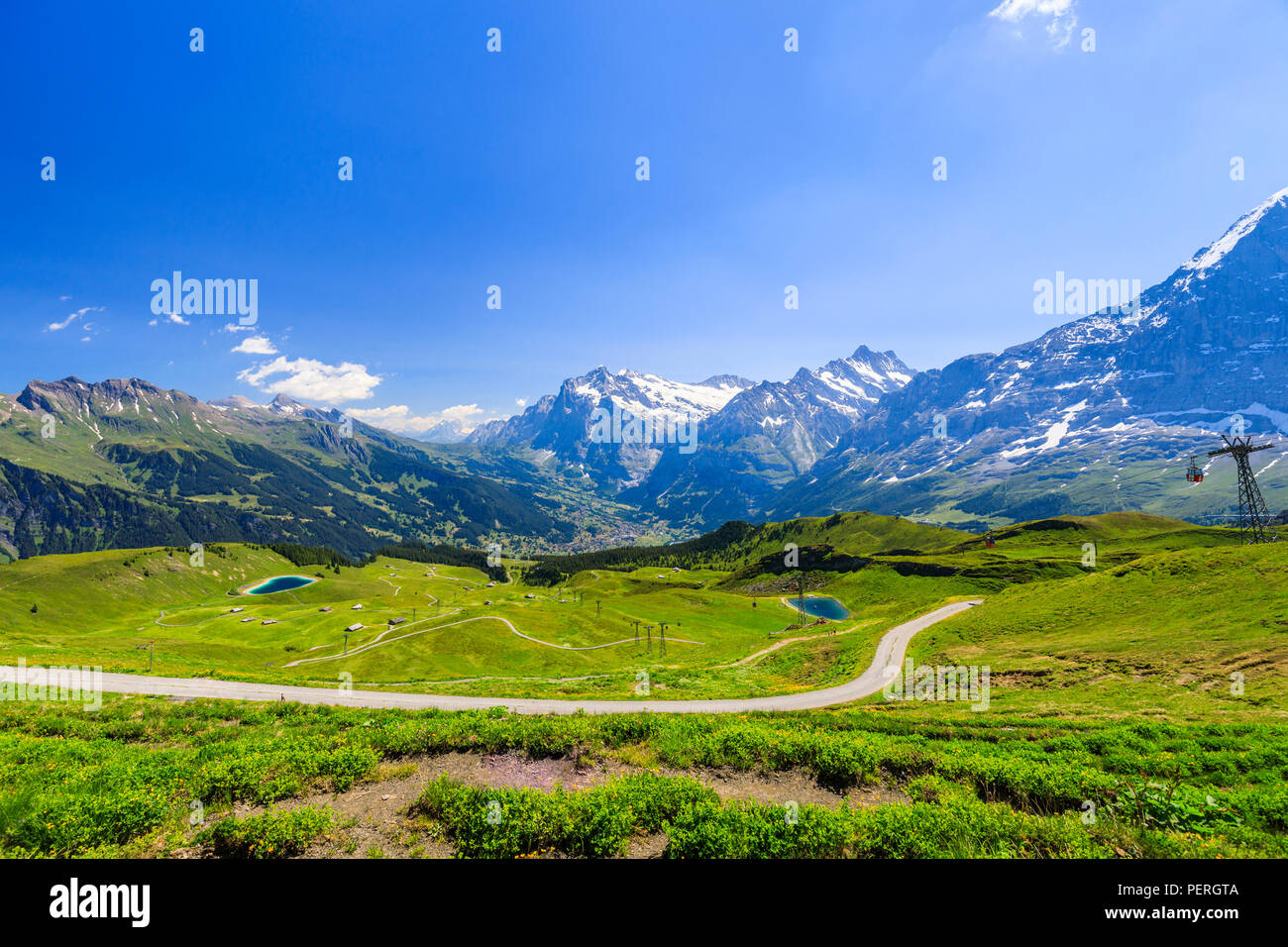 Vista da Maennlichen dell'Eiger e oltre a Grindelwald al Schreckhorn e Wetterhorn montagne, regione di Jungfrau, Oberland bernese, Svizzera Foto Stock