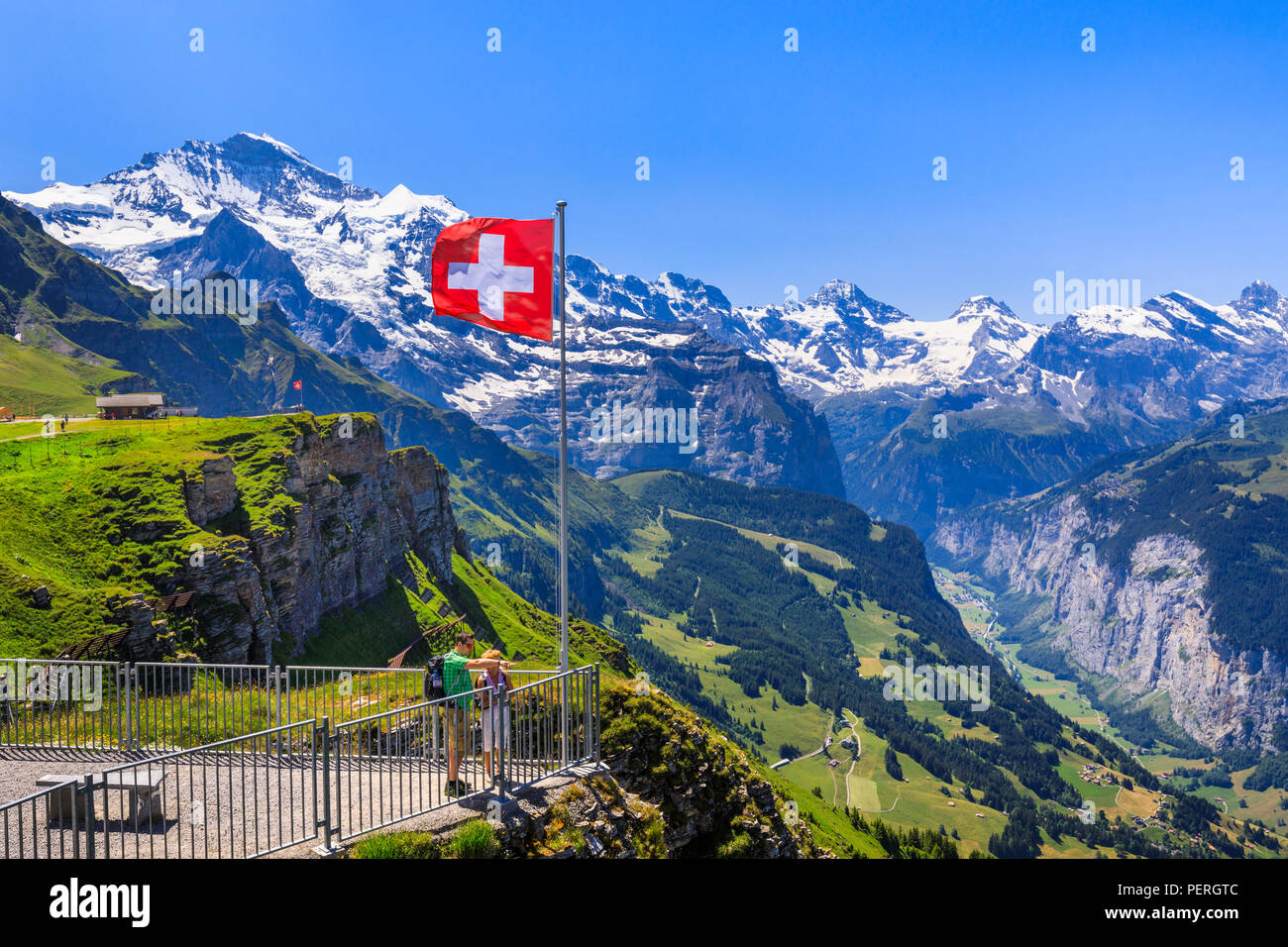 Belvedere sul Maennlichen con la visualizzazione classica di Wengen, Muerren, Valle di Lauterbrunnen e il Moensch e Jungfrau montagne, Svizzera Foto Stock