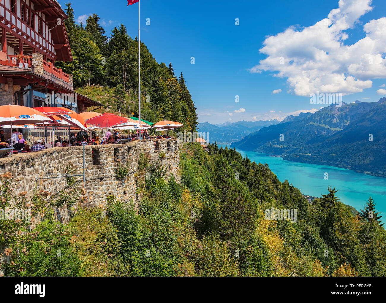 Mt. Harder, Svizzera - 7 Agosto 2018: vista dal Harderkulm verso il lago Brienzsee, persone presso il ristorante. Il Harderkulm, anche di cui al Foto Stock