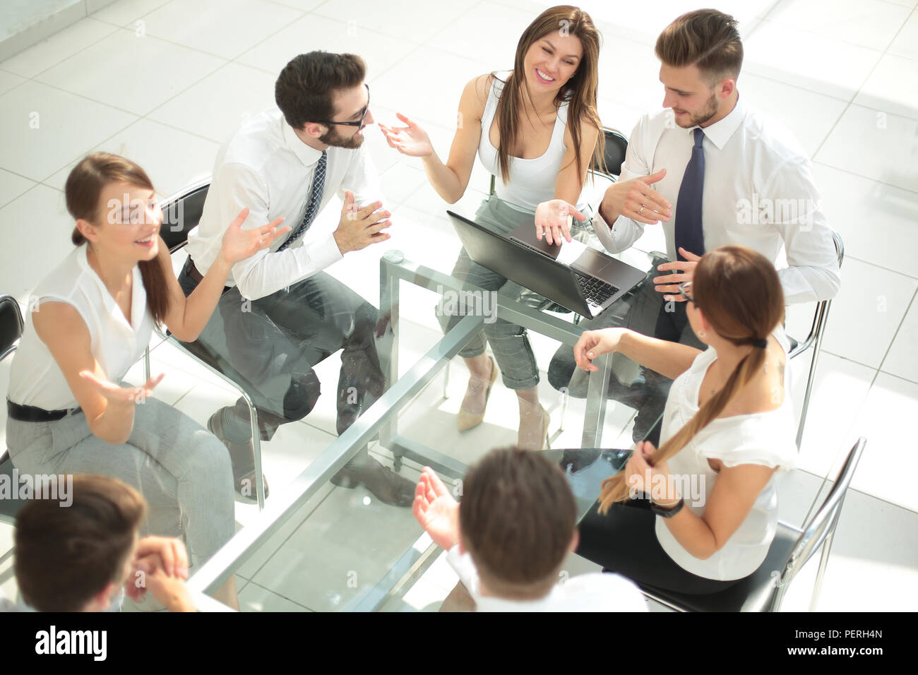 I dipendenti della società discutere nuove idee in un business meetin Foto Stock