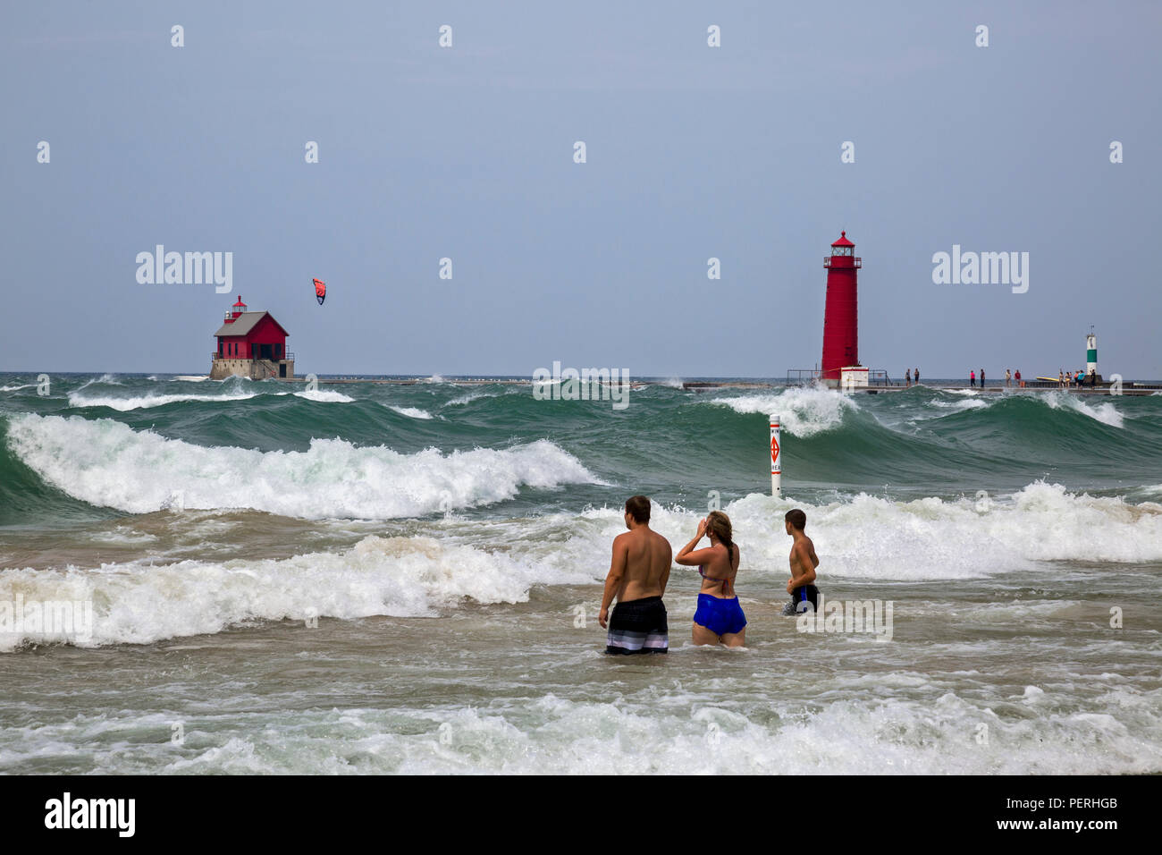 Famiglia divertendosi nel lago Michigan con grandi onde.La famiglia in attesa di grandi onde di li ha colpiti. Foto Stock