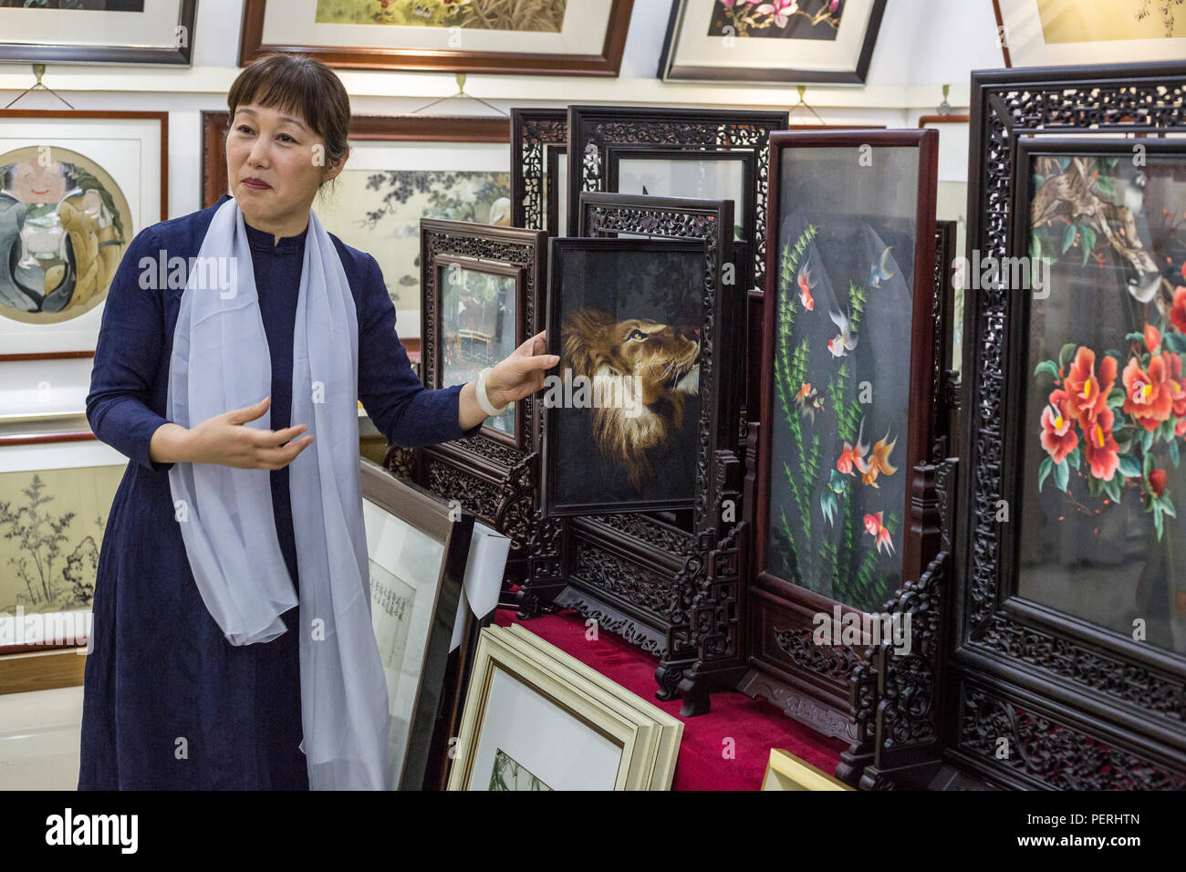 Suzhou, Jiangsu, Cina. Madame Yao Huifen e la sua arte del ricamo Foto Stock