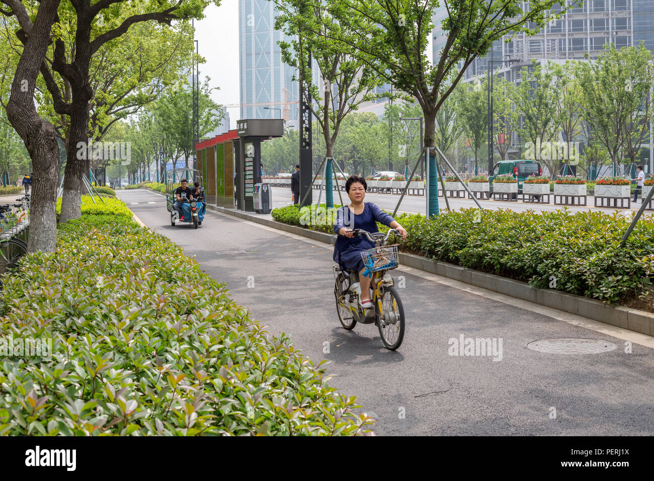 Suzhou, Jiangsu, Cina. Molte città hanno corsie di traffico dedicato all'uso di motociclette, biciclette e altri veicoli di piccole dimensioni. Foto Stock