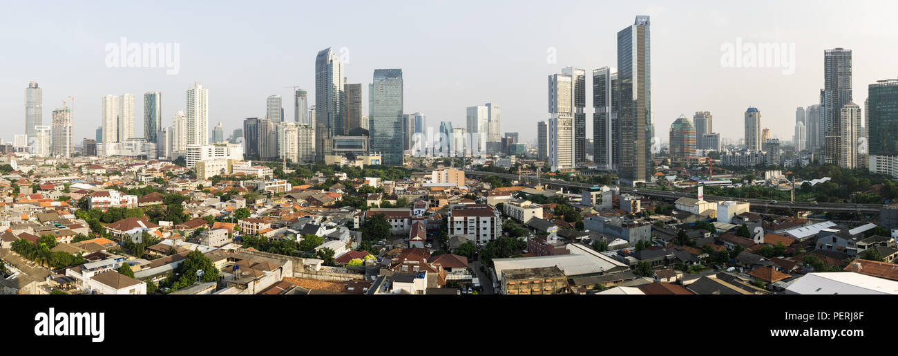 Splendido panorama di Giacarta South Central Business District contrastante con basso edificio residenziale di classe intermedia area di alloggiamento in Indonesia la città capitale Foto Stock