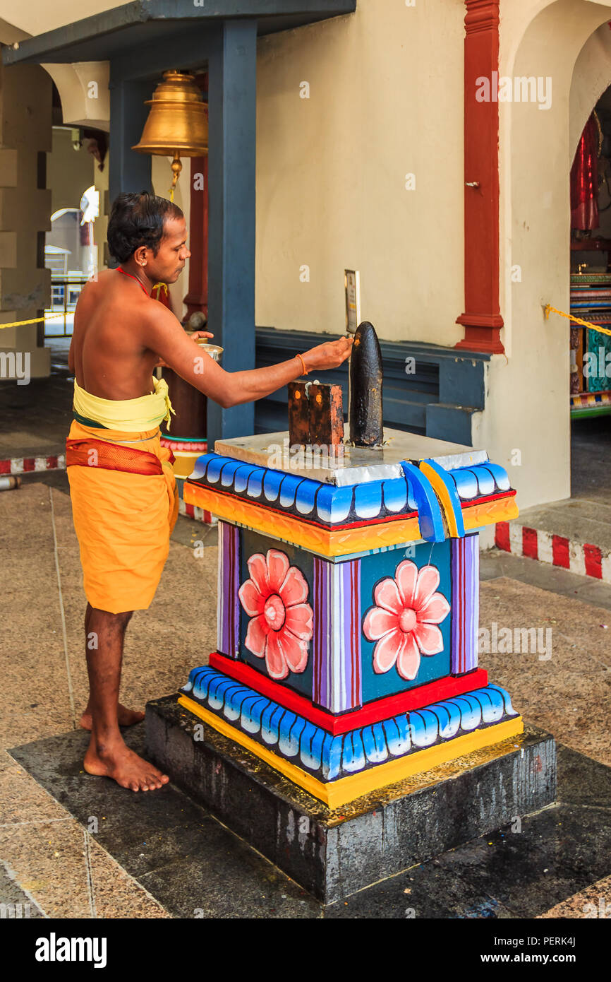 Singapore, SIngapoe - Giugno 19, 2013: adoratore indù presso un altare nel Tempio Hindu Sri Mariamman in Singapore Foto Stock