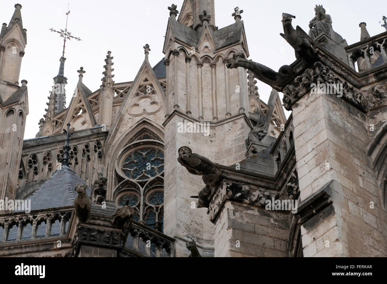 Spaventoso gargoyles si estendono dalla cattedrale di Amiens, Notre-Dame dAmiens, in Amiens, Francia. Amiens vale la pena di una visita durante un viaggio nel nord della Francia. Foto Stock