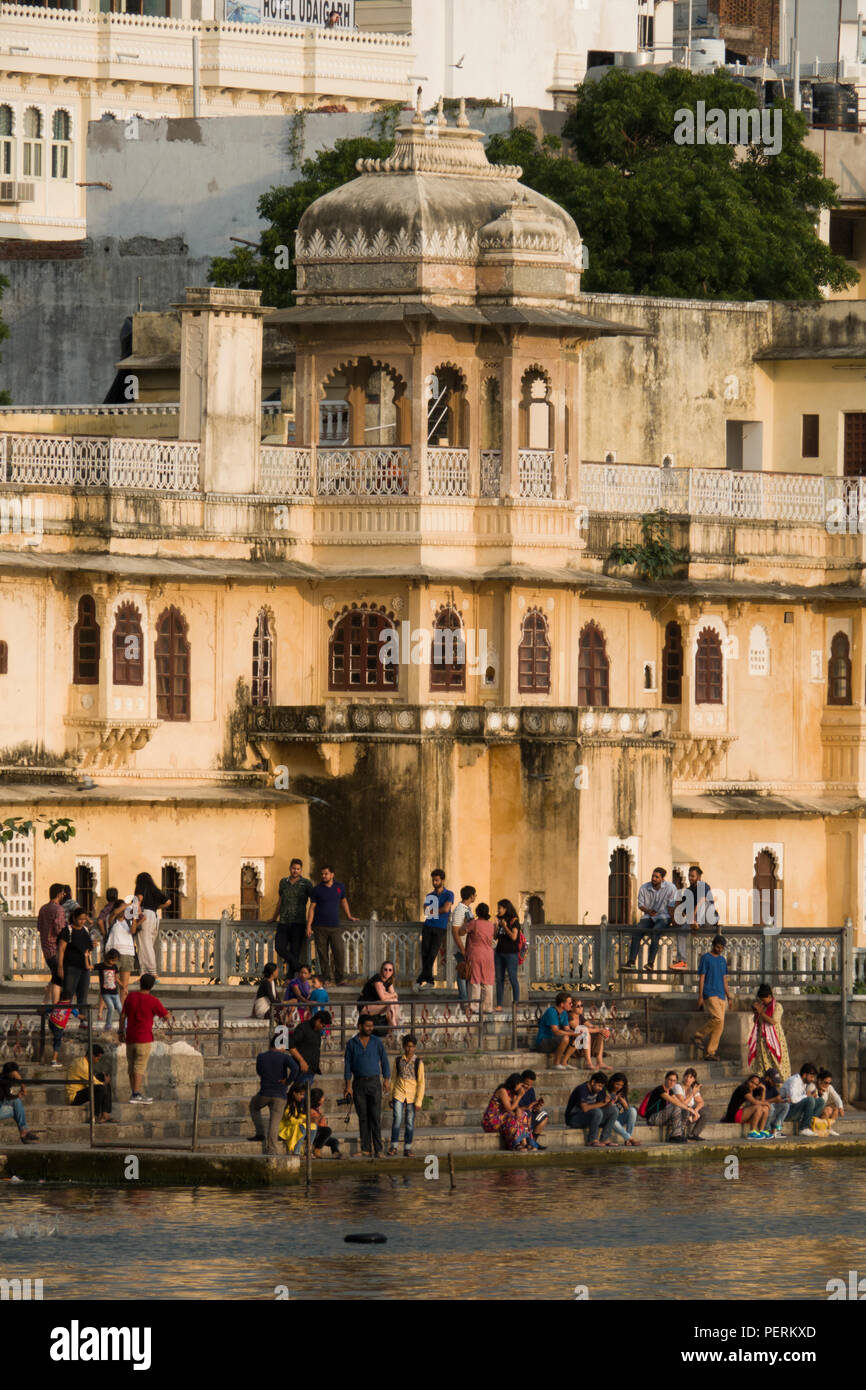 Persone su fasi di Gangaur Ghat sul lago Pichola, Udaipur, Rajasthan Foto Stock