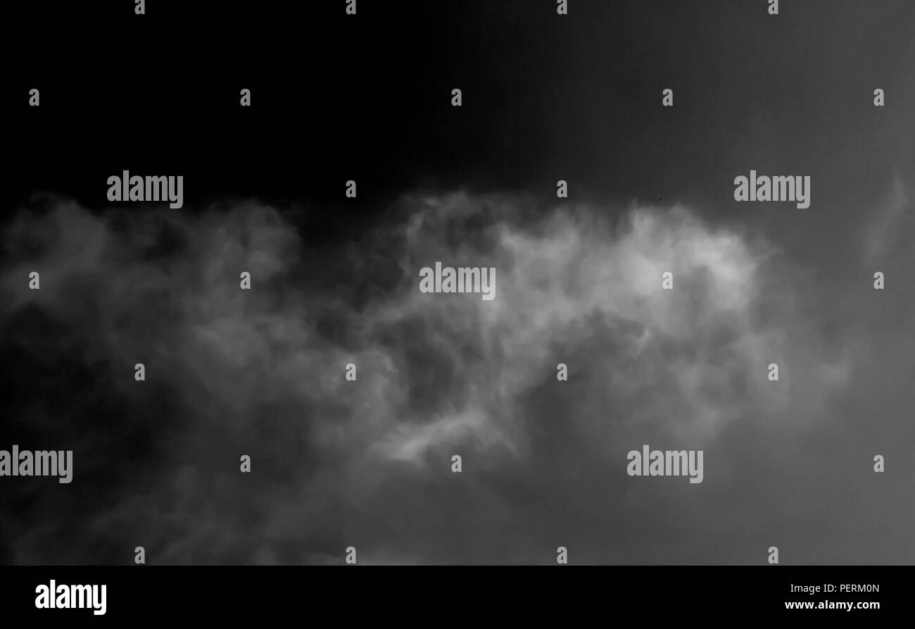 Nebbia o fumo trasparente isolato effetto speciale. Foto Stock