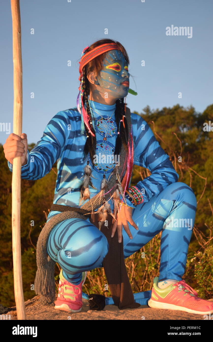 Una giovane ragazza Feytiri arrivati a Mount Ulap appoggio e recuperando dopo il lungo viaggio fino a terra e godersi il sorgere del sole all'alba in Ampucao Sta. Fe. Foto Stock