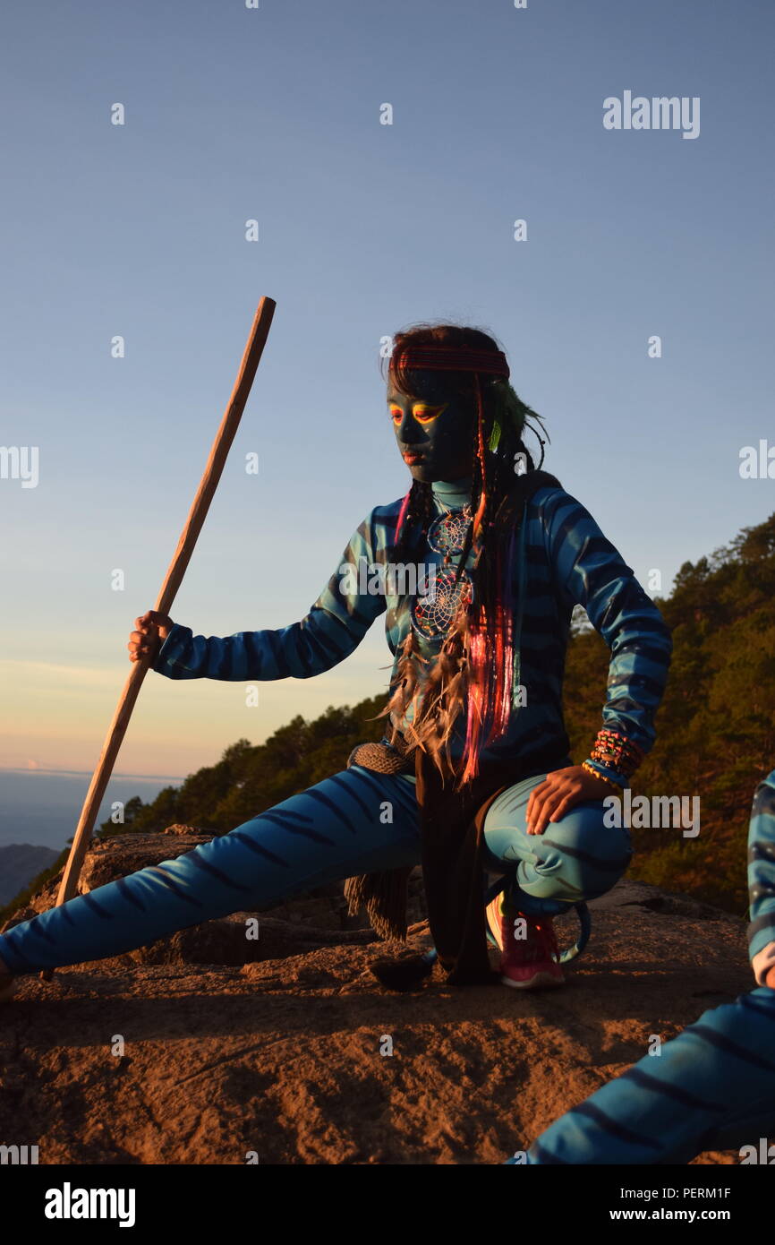 Una giovane ragazza Feytiri arrivati a Mount Ulap appoggio e recuperando dopo il lungo viaggio fino a terra e godersi il sorgere del sole all'alba in Ampucao Sta. Fe. Foto Stock