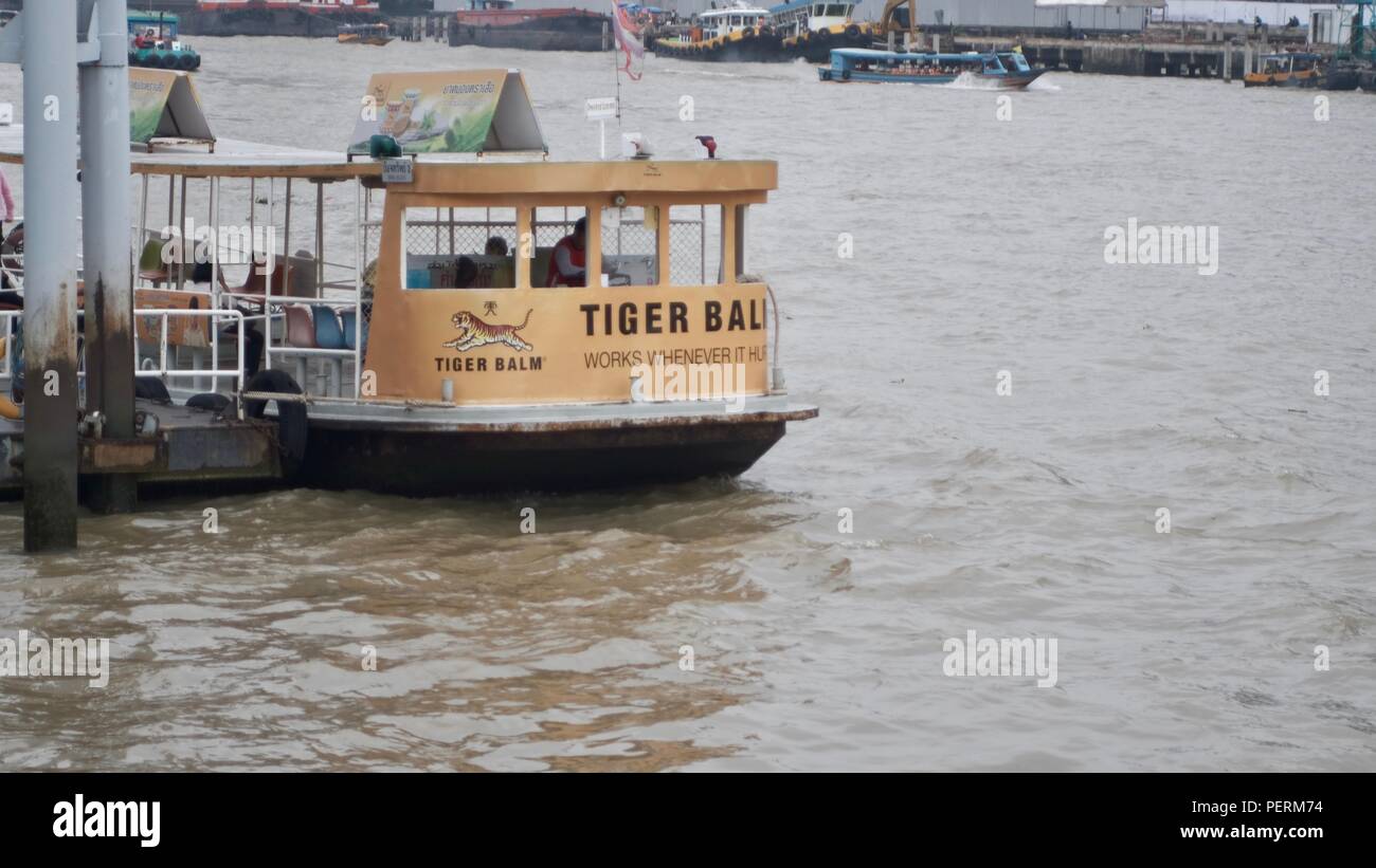 Chao Phraya River, cuore culturale ed economico di Bangkok, Thailandia, vista panoramica del percorso di trasporto dal molo di Klong San Ferry Boat Foto Stock