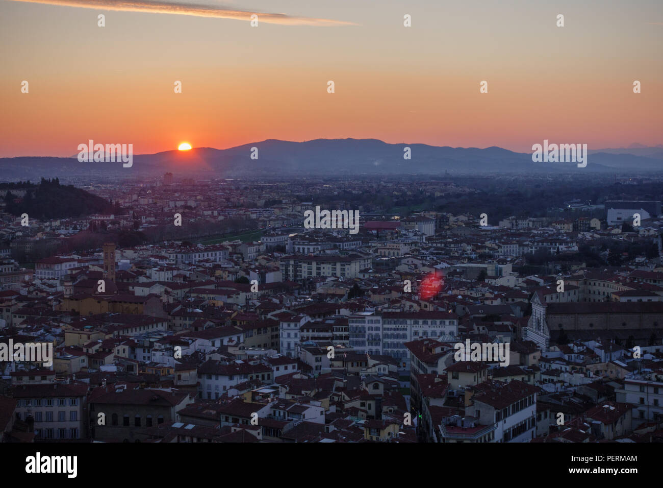 Firenze, Italia - 23 Marzo 2018: il sole tramonta sulle colline della Toscana e sullo skyline della città di Firenze, visto dall'alto. Foto Stock