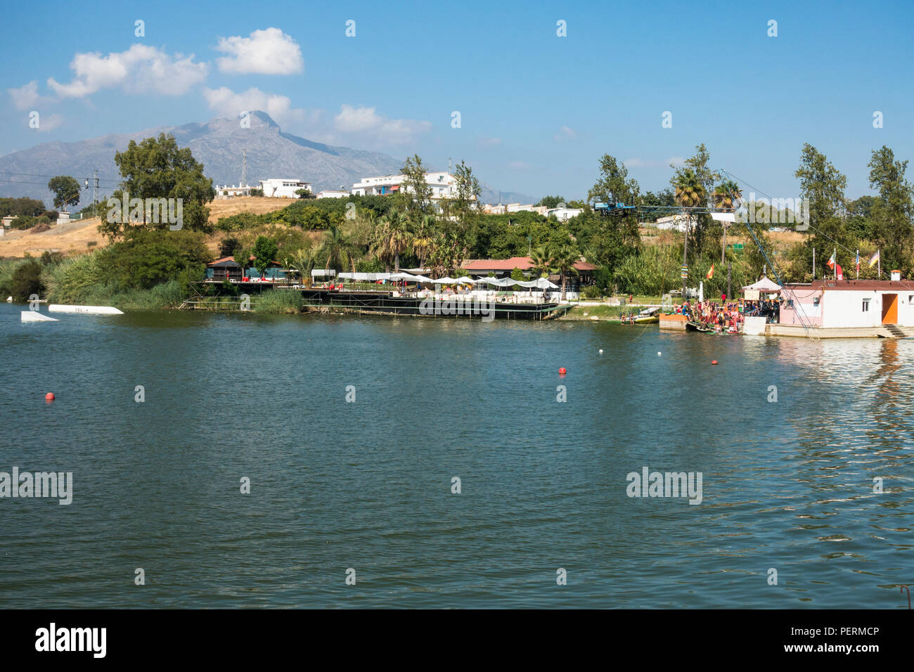 Cableski & Wake Board park, lago al Parque de las Medranas, San Pedro Alcántara, Andalusia, Málaga Foto Stock