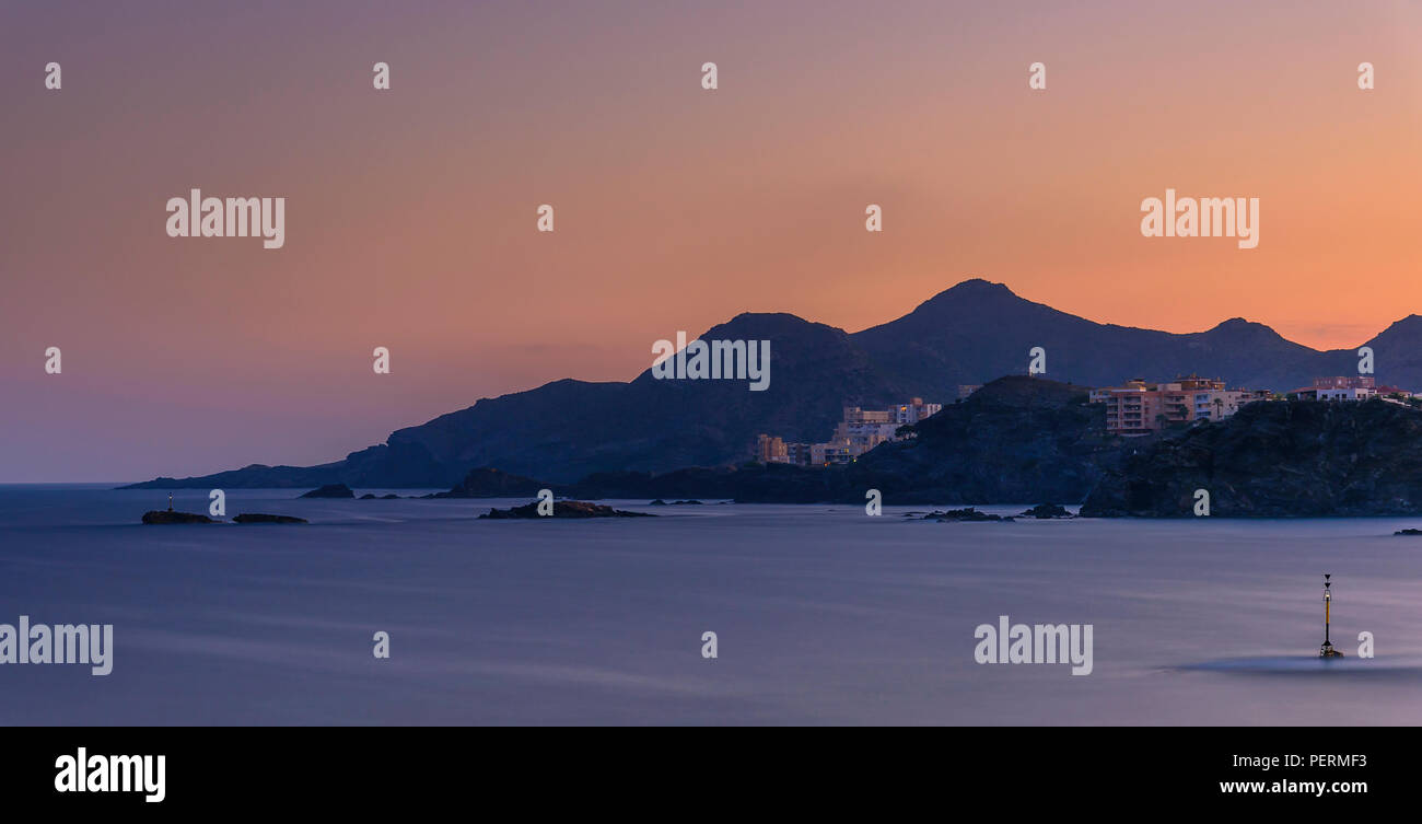 Tramonto su Cabo de Palos costa, sulla Costa Calida Costa in Spagna. La linea della costa si trova vicino a Murcia. Foto Stock