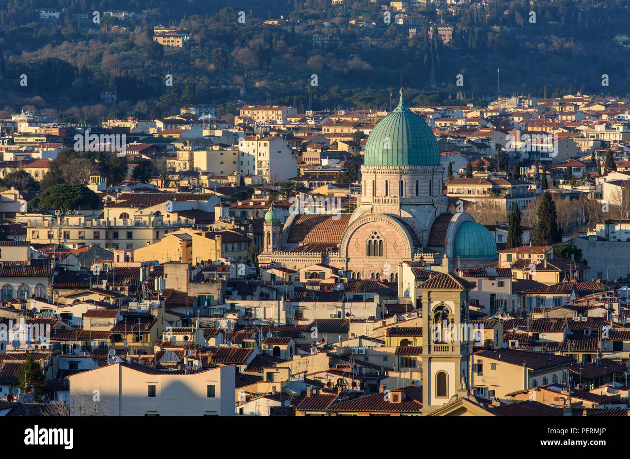 Firenze, Italia - 22 Marzo 2018: La sinagoga di Firenze sorge dalle strade di case tradizionali in città. Foto Stock