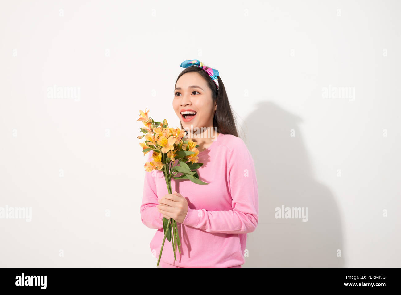 Il lifestyle leisure la giornata internazionale della donna concetto. Close up ritratto della bella carino adorabile deliziosa eccitato donna attraente holding fiori iso Foto Stock