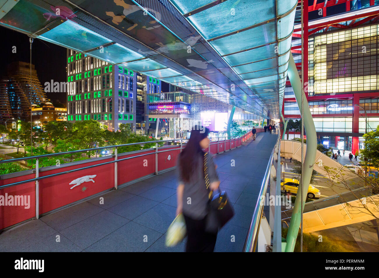 Taiwan, Taipei, Xinyi downtown district, ponte pedonale nel primo quartiere finanziario e dello shopping di Taipei Foto Stock