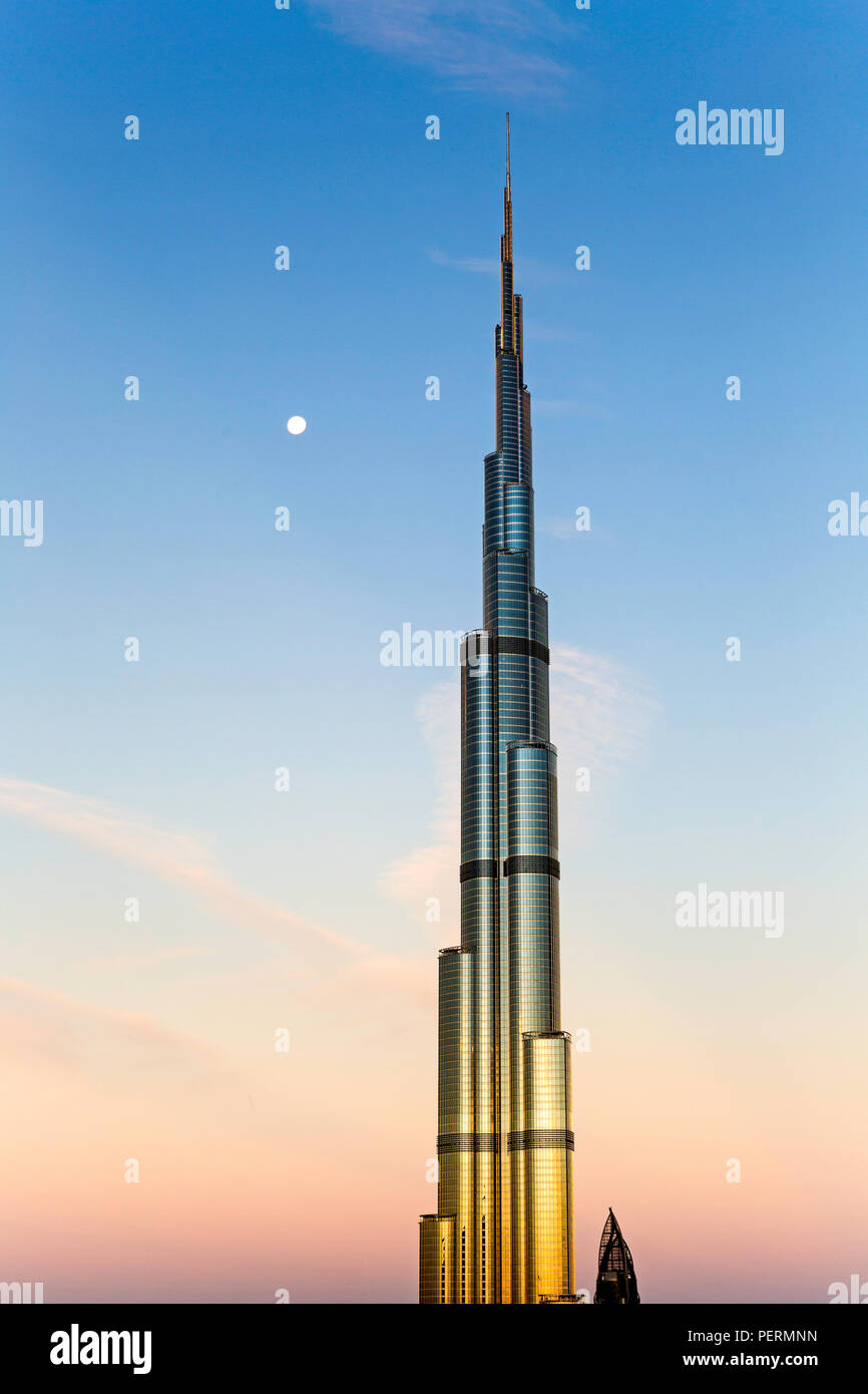 Il Burj Khalifa di Dubai, un futuristico design moderno struttura, il Burj Khalifa è stato completato nel 2010 ed è i mondi più alto edificio, Dubai, UAE Foto Stock