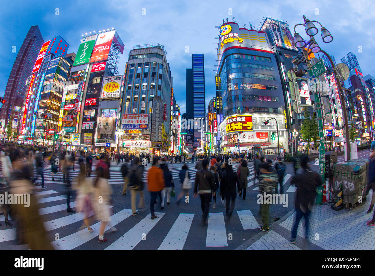 Giappone, Tokyo Shinjuku, Kabukicho entertainment district accesa al crepuscolo Foto Stock