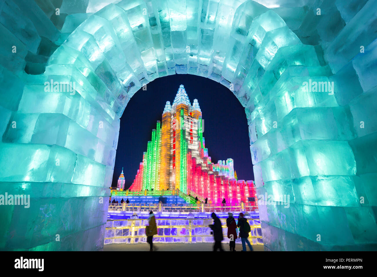 Illuminato spettacolari sculture di ghiaccio a Harbin Ice e Snow Festival nella provincia di Heilongjiang, Harbin, Cina Foto Stock