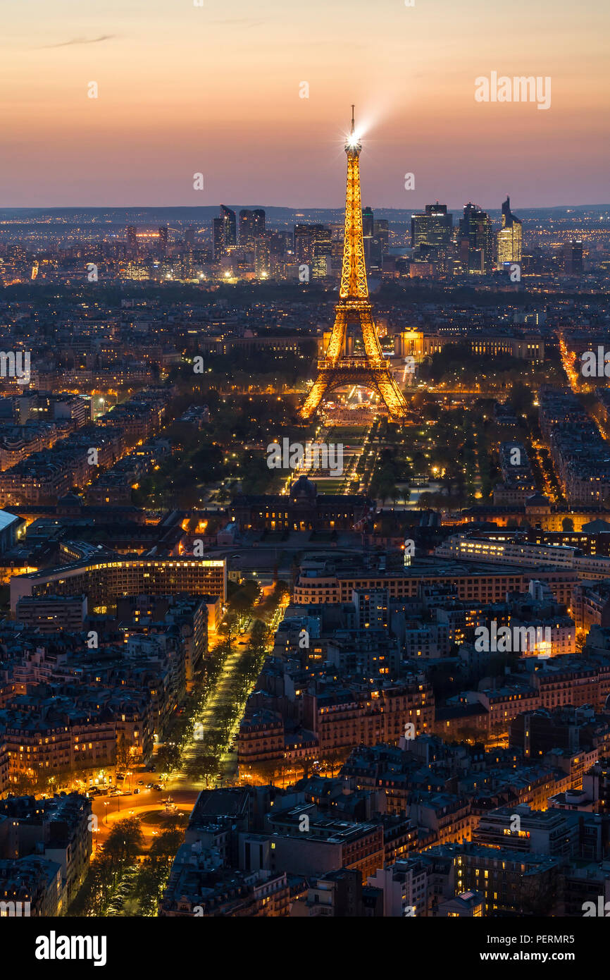 Vista in elevazione della Torre Eiffel, skyline della città e La Defense skyscrapper distretto a distanza, Parigi, Francia, Europa Foto Stock