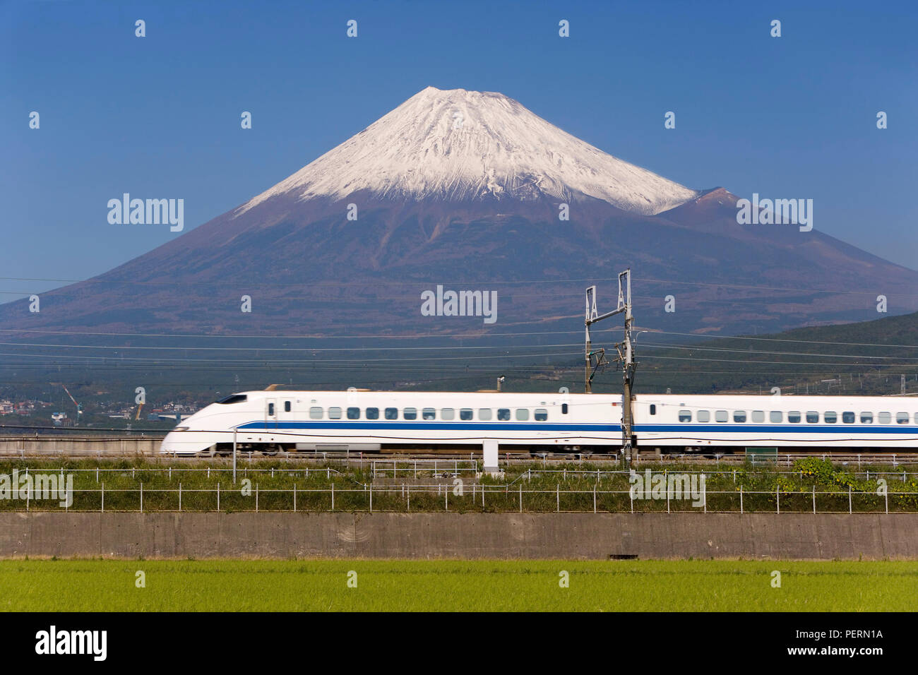 Giappone, Houshu, Shinkansen (treno veloce) che raggiunge velocità fino a 300km/h passando il Monte Fuji Foto Stock