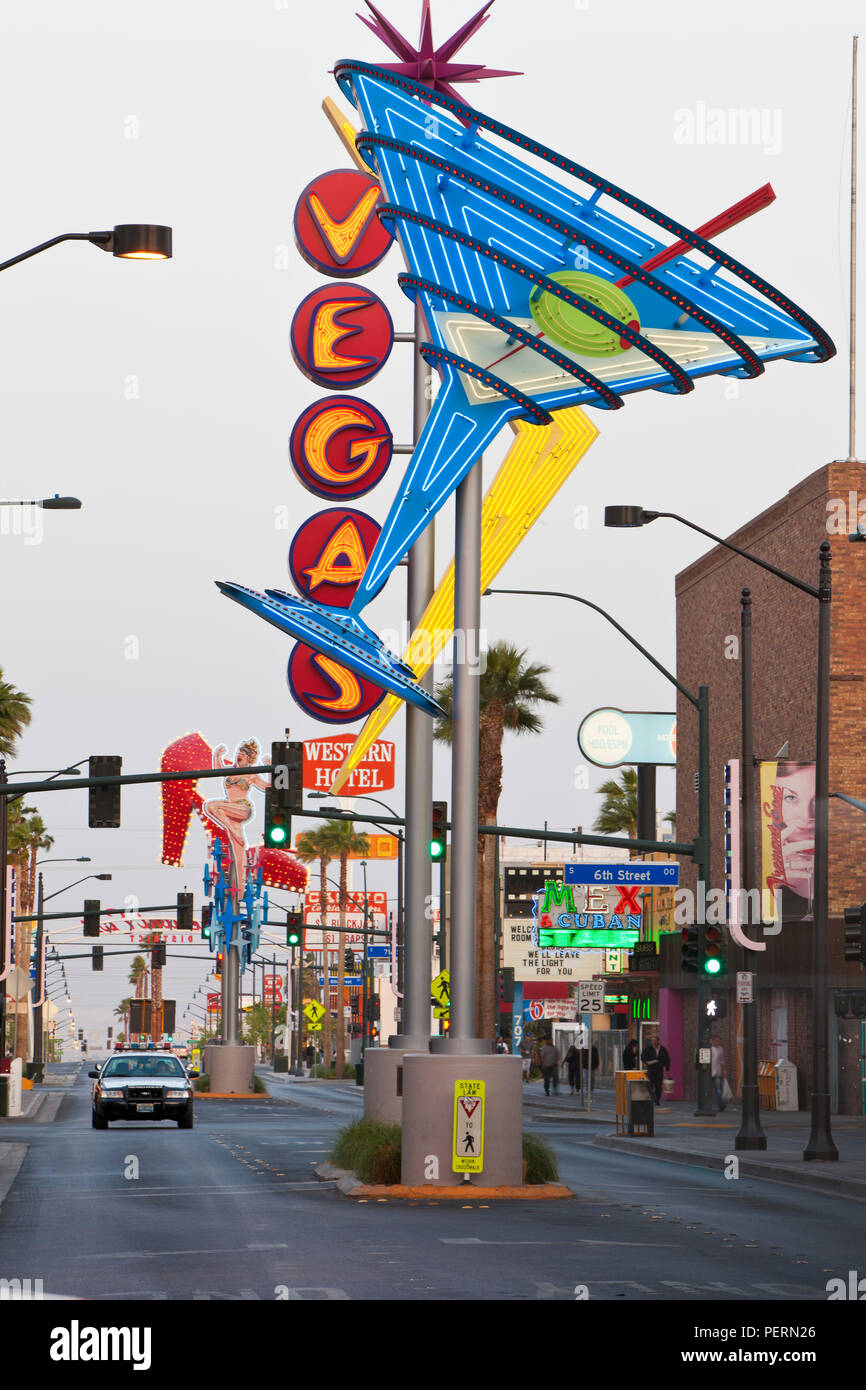 Stati Uniti d'America, Nevada, Las Vegas, Downtown, Freemont Area Est, Neon di Las Vegas segno, crepuscolo Foto Stock