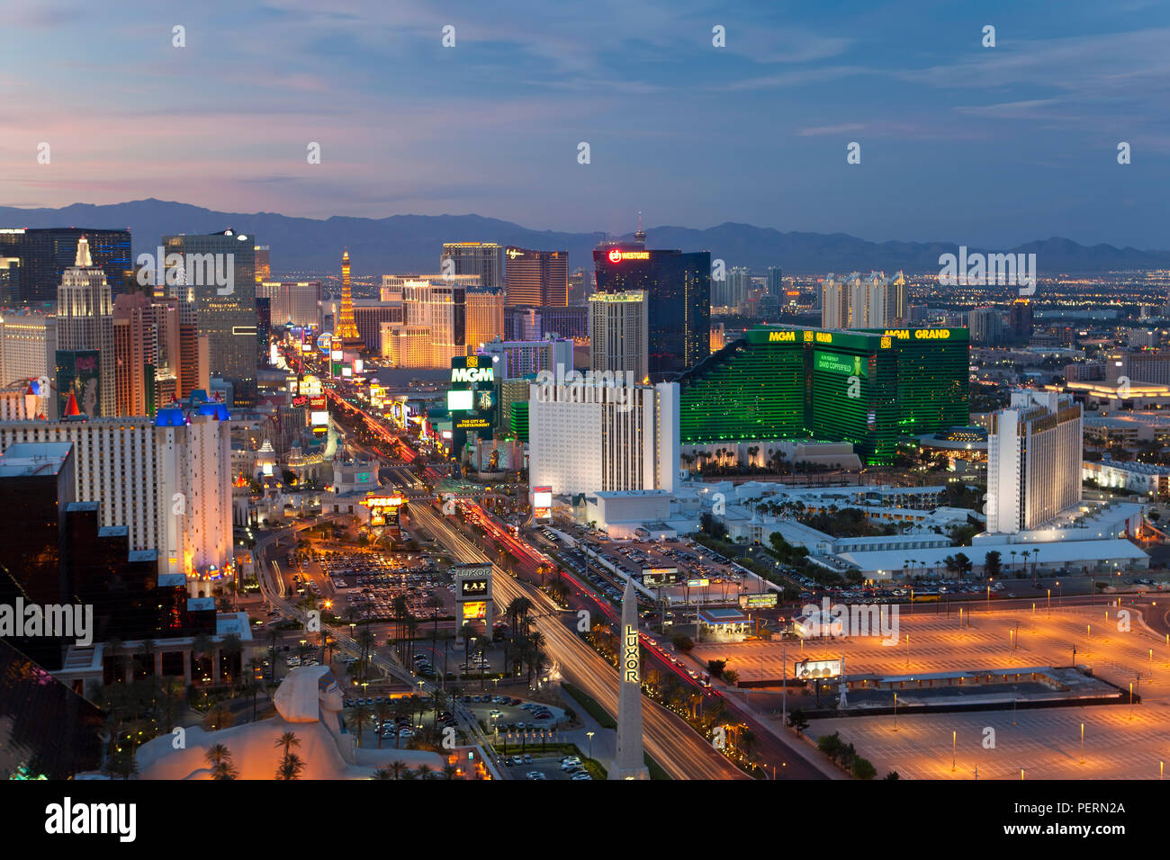 Stati Uniti d'America, Nevada, Las Vegas, elevati vista tramonto degli alberghi e dei casinò lungo la striscia Foto Stock