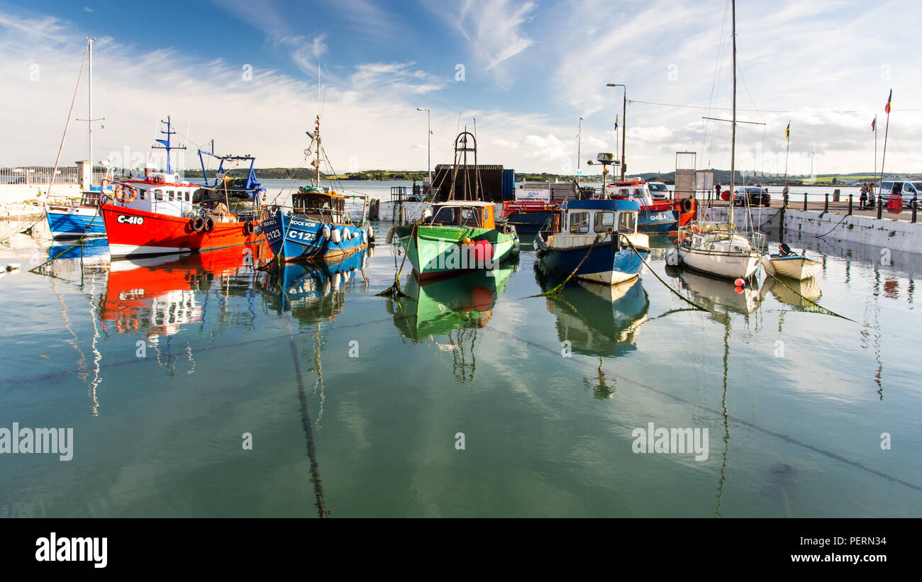 Cork, Irlanda - 15 Settembre 2016: colorate barche da pesca sono ormeggiate a Cobh in Cork Harbour sulla costa meridionale dell'Irlanda. Foto Stock