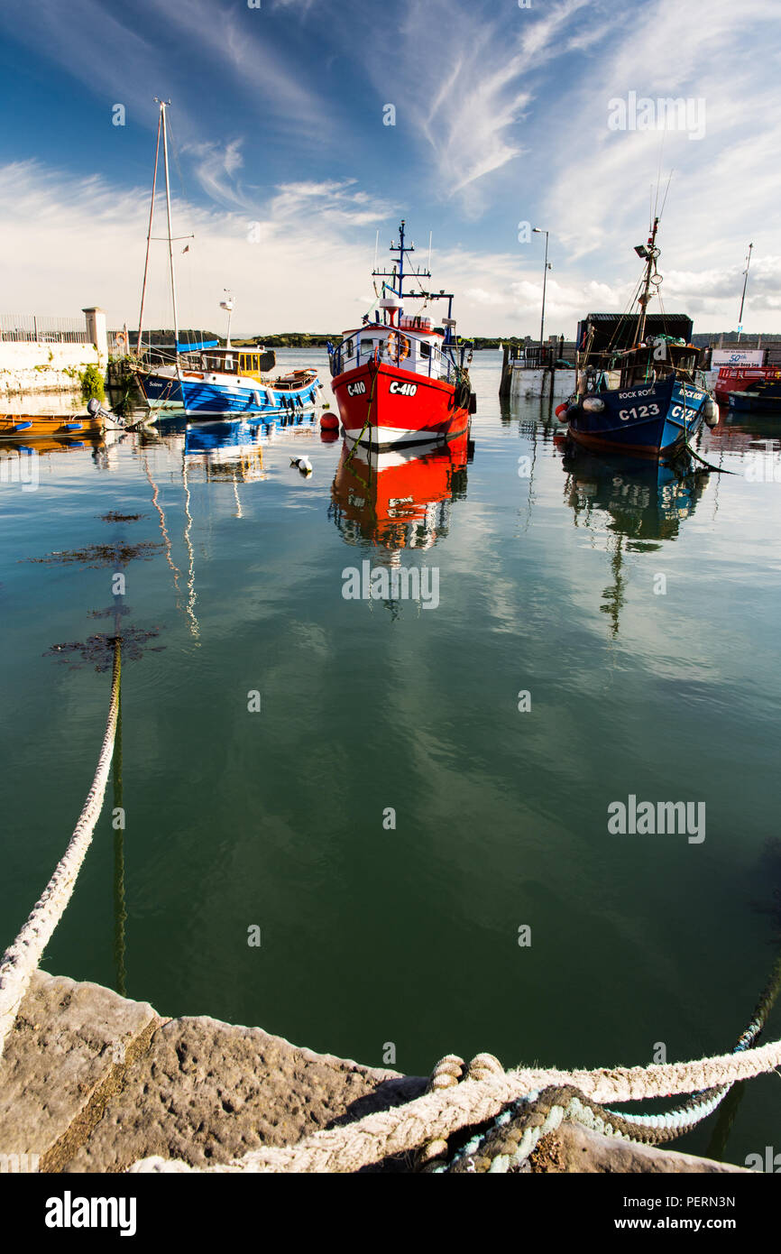 Cork, Irlanda - 15 Settembre 2016: colorate barche da pesca sono ormeggiate a Cobh in Cork Harbour sulla costa meridionale dell'Irlanda. Foto Stock