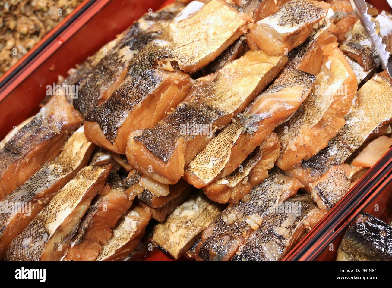 Cucina giapponese - salmone affumicato. Mercato Nishiki a Kyoto. Foto Stock