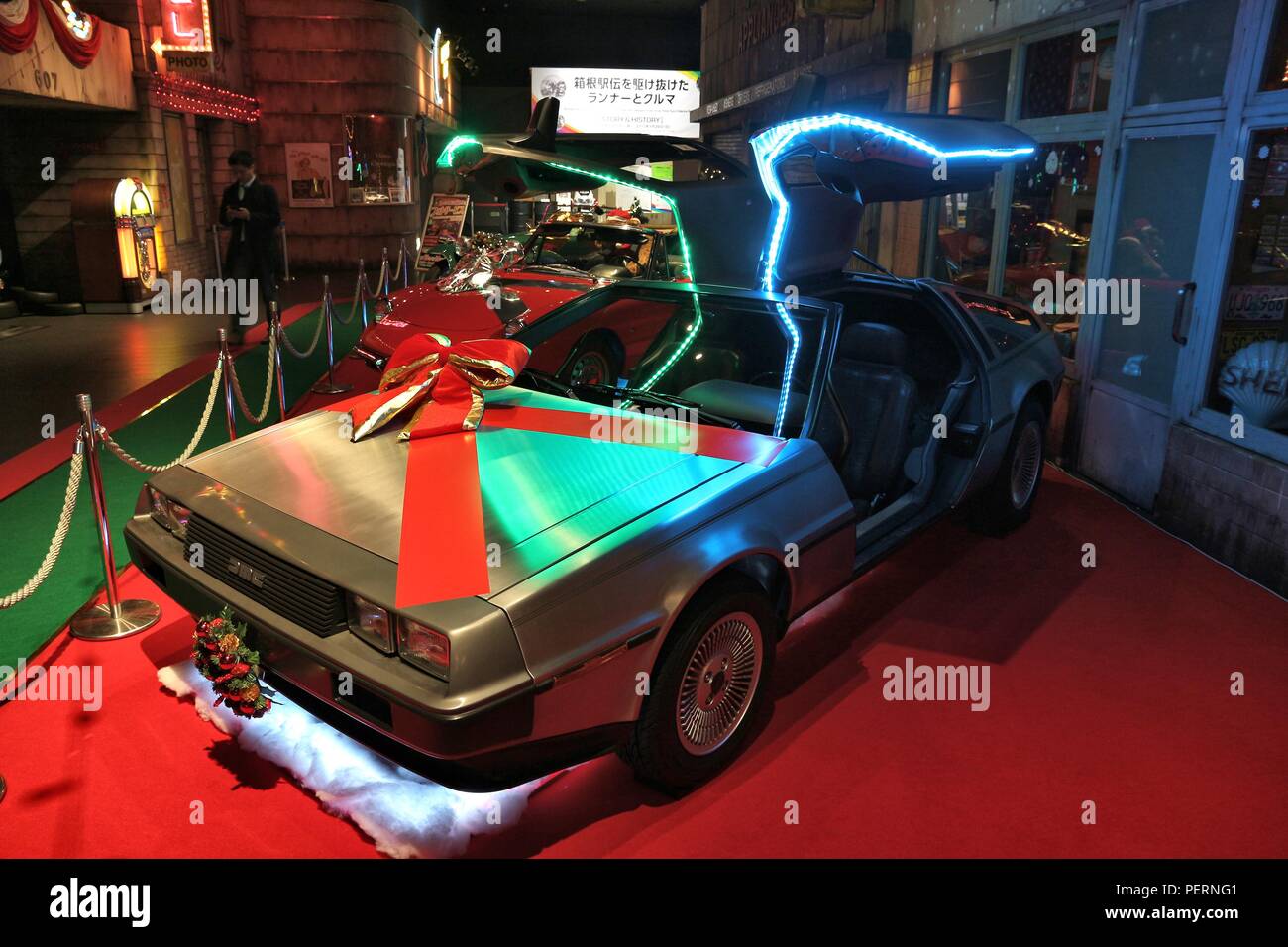 TOKYO, Giappone - 2 dicembre 2016: DMC Delorean car presentata nella storia Garage di Mega Web: Toyota città vetrina. Mega Web è una manifestazione pubblica di A Foto Stock