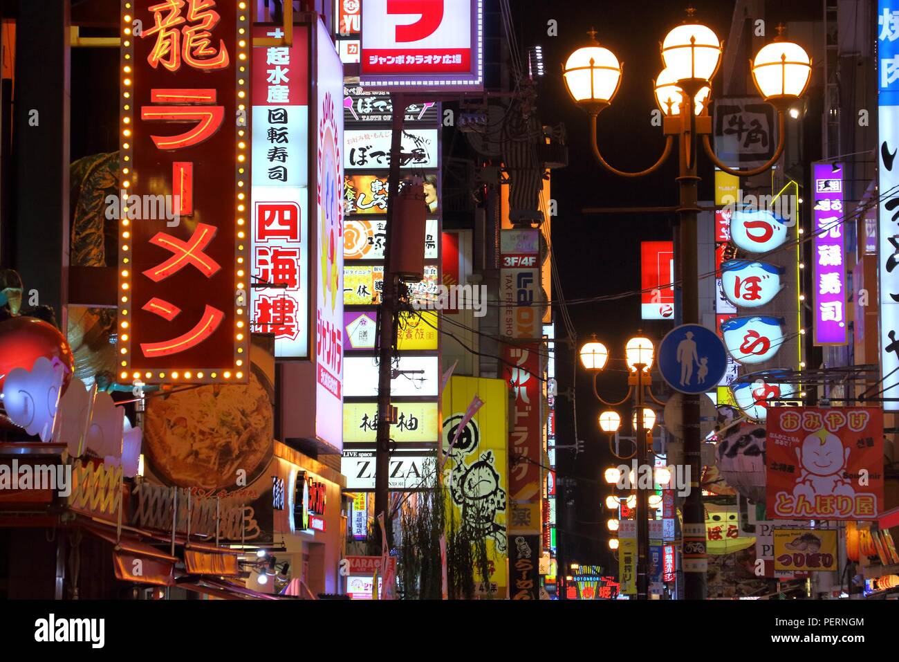 OSAKA, Giappone - 21 novembre 2016: la notte le luci della città di strada Dotonbori di Osaka in Giappone. Dotonbori è la principale area di intrattenimento di Osaka. Foto Stock