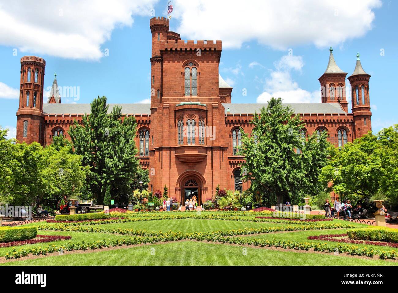 WASHINGTON, STATI UNITI D'America - 14 giugno 2013: persone visitano il Smithsonian Institution a Washington DC. 18,9 milioni di turisti visitato la capitale degli Stati Uniti Foto Stock