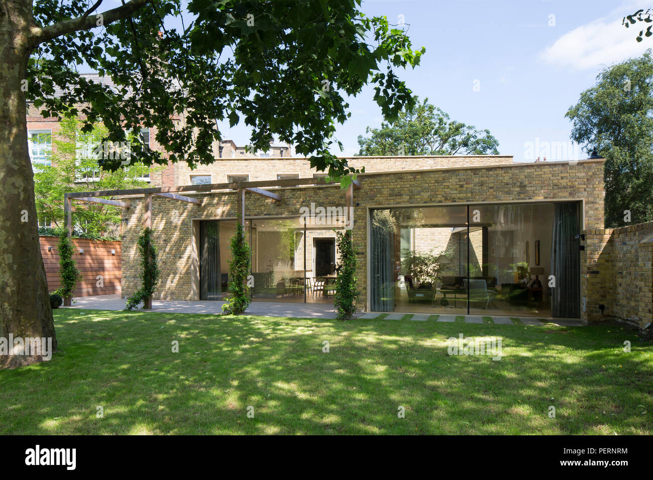 Vista della facciata sud dal giardino. Residenza privata, Londra, Regno Unito. Architetto: Richard Mitzman architetti, 2018. Foto Stock