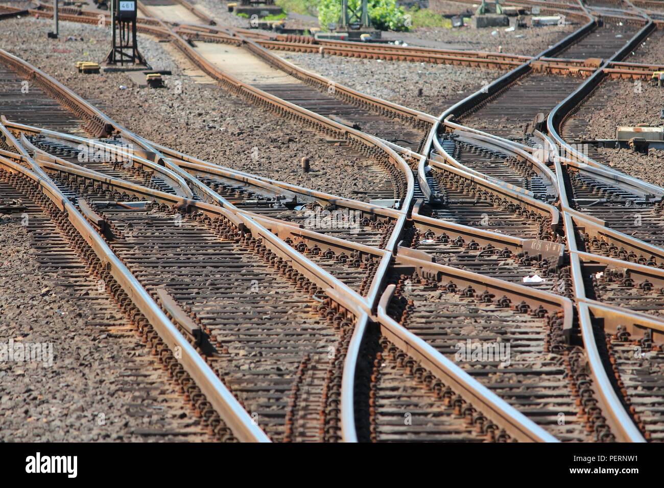 Ferrovia punto di affluenza a Dusseldorf, Germania. Il trasporto ferroviario infrastruttura. Foto Stock